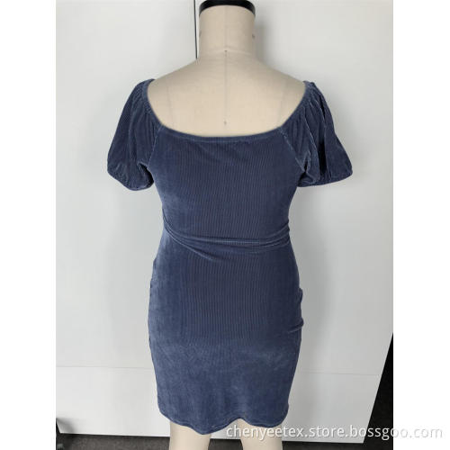 Kleid mit tiefem Hals und kurzen Ärmeln
